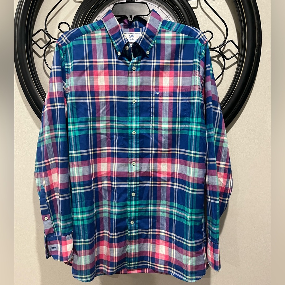 Southern Tide Men’s size medium button down long sleeve shirt